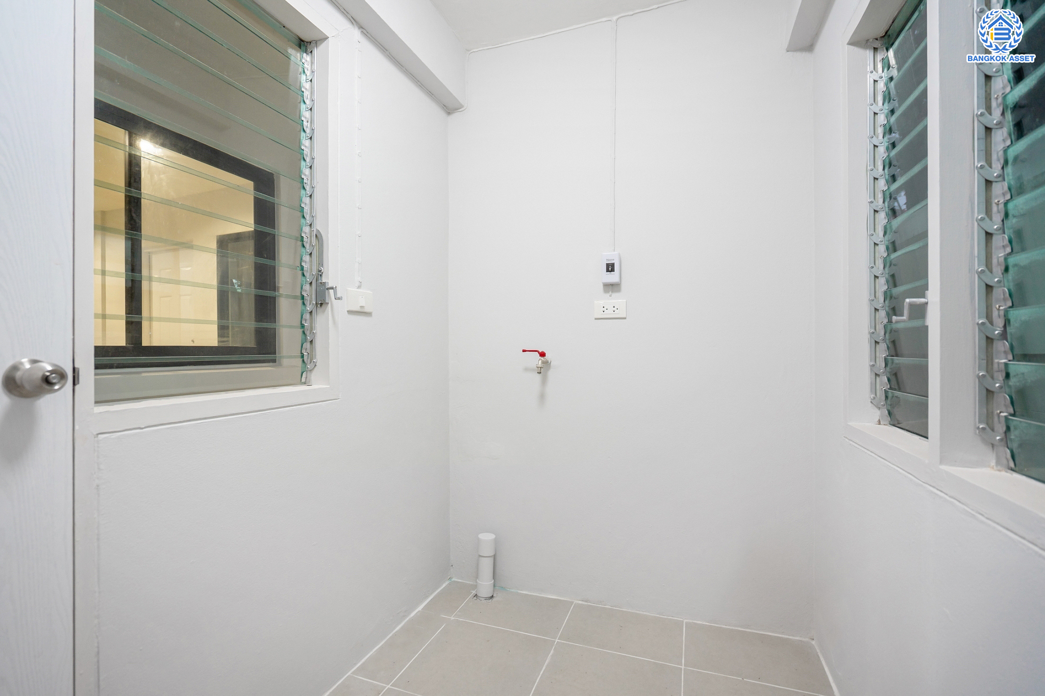 บ้านมือสองตกแต่งใหม่ ม.ชัยพฤกษ์ บางบัวทอง บ้านเดี่ยวแบรนด์ LH หลังมุม เนื้อที่ 77.1 ตร.ว. ฟังก์ชัน 3 ห้องนอน 4 ห้องน้ำ 1 ห้องอเนกประสงค์ 1 ห้องแม่บ้าน จอดรถ 2 คัน พร้อม Facilities ครบครัน บนทำเลเดินทางสะดวก ติดถนนบางกรวย-ไทรน้อย ใกล้เซ็นทรัลเวสต์เกต และรถไฟฟ้าสายสีม่วง "สถานีบางพลู"